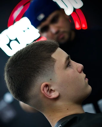 Skin fade con navaja · corte de pelo en Why Not Barbershop, Barcelona