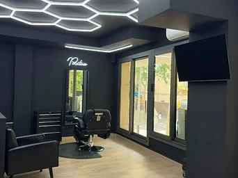 Interior de la barbería Why Not en Sants-Montjuïc, Barcelona — 1