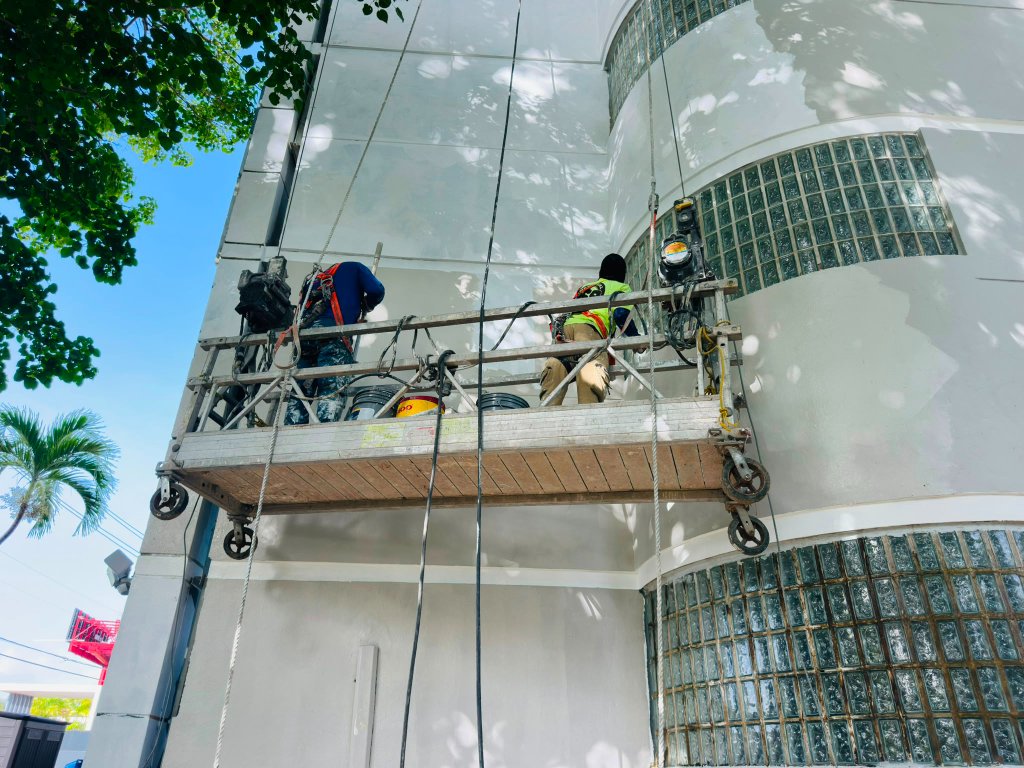 Pintura de mural en fachada de edificio