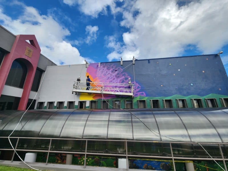Mural completado en fachada de edificio