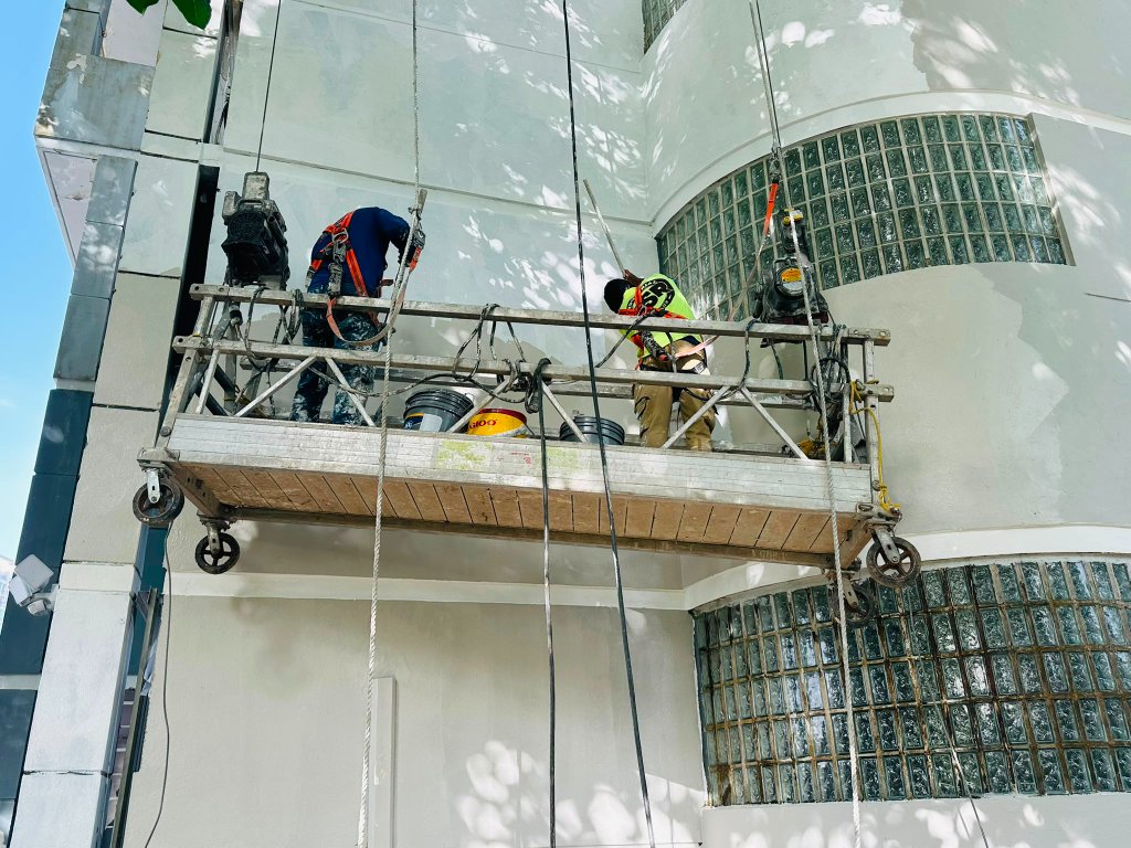 Mantenimiento de fachada con equipo suspendido