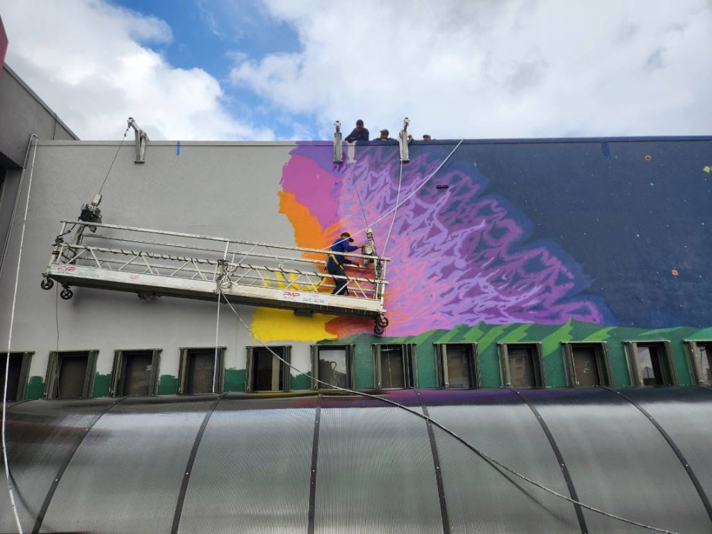 Pintura de mural con plataforma suspendida