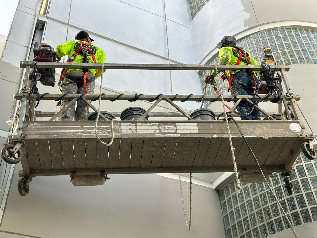 Trabajo en fachada con plataforma suspendida
