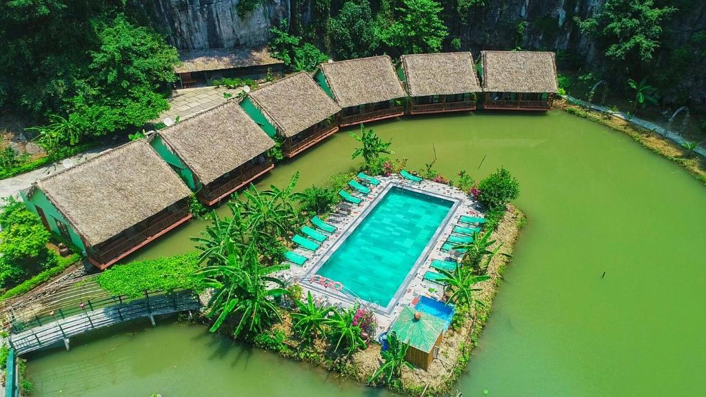 Way To Travel group exploring the Vietnamese countryside