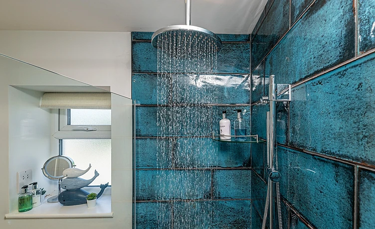 TRAETH-ARIAN-BATHROOM-1C — property photography in Rhos-on-Sea