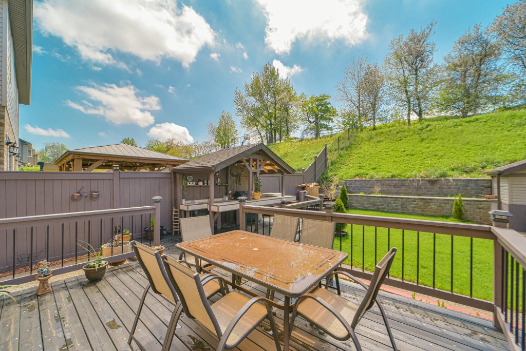 Backyard Deck & Outdoor Bar