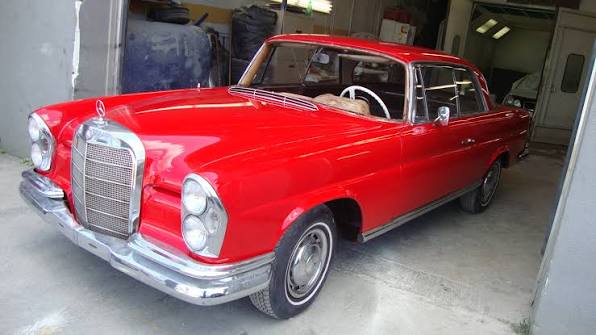 Mercedes-Benz rouge — restauration en cabine