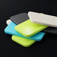 Illustration stylisée de cartes d’échantillon colorées vierges superposées sur une surface sombre