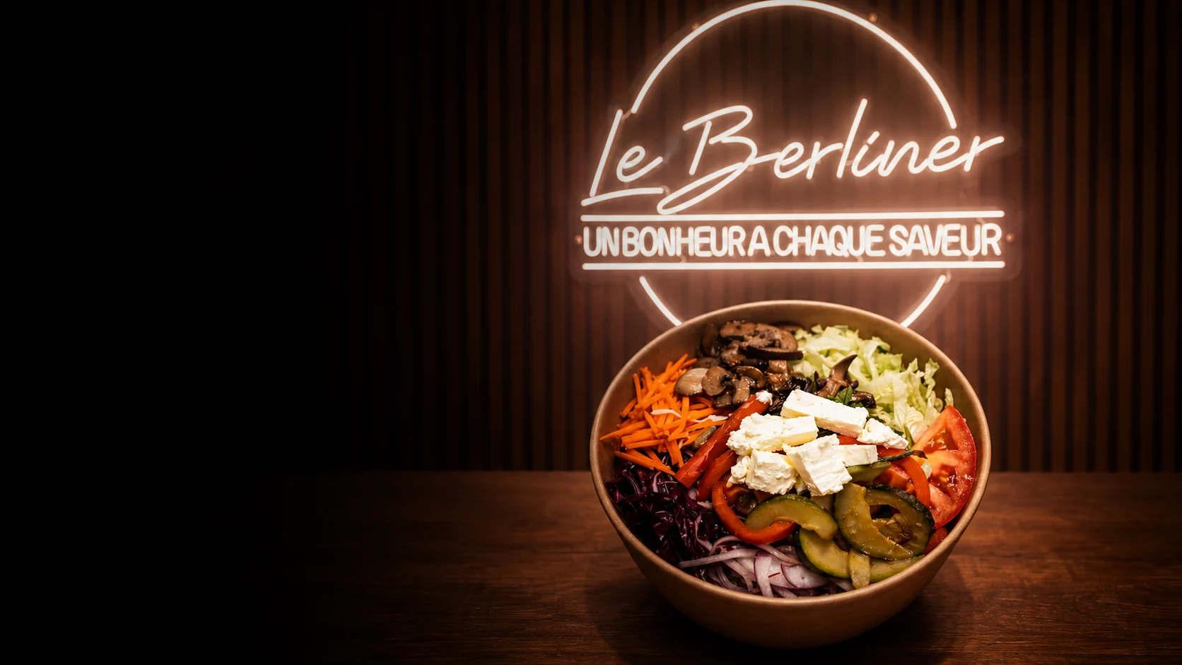 Bowl döner Le Berliner devant l'enseigne néon, restaurant kebab à Roanne