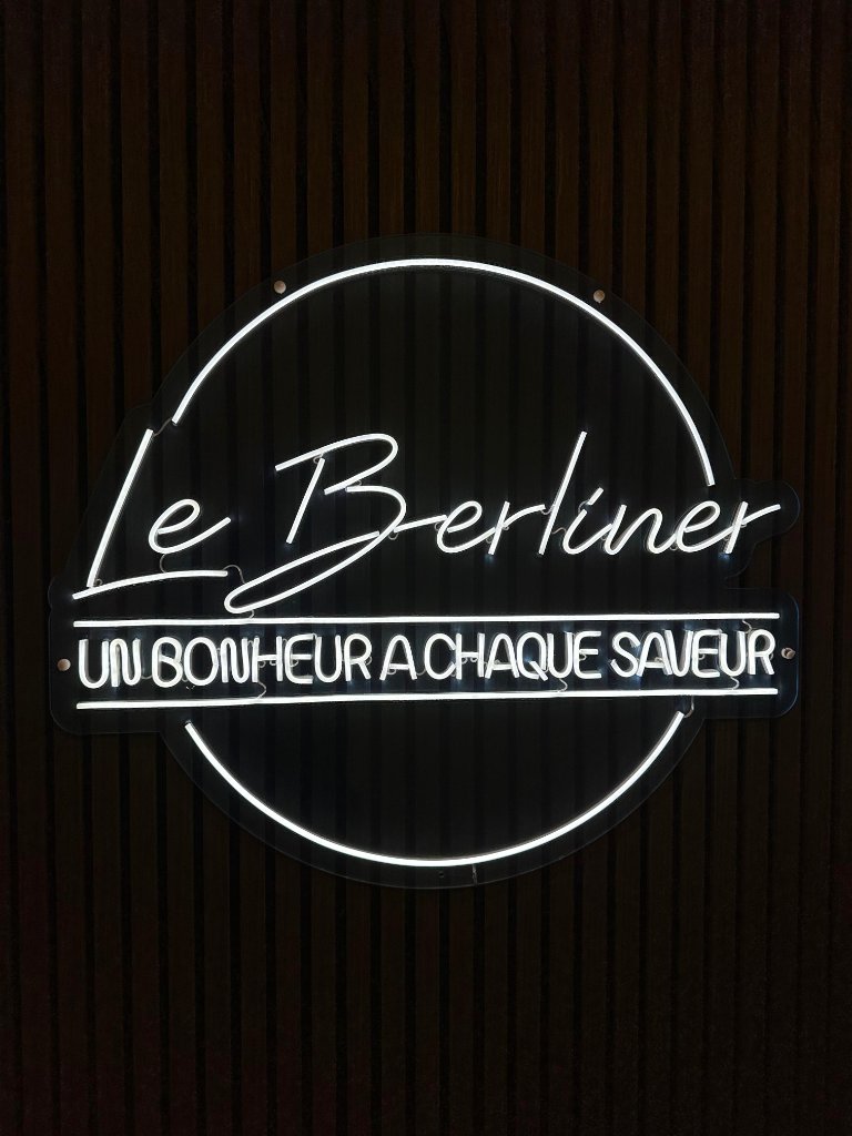 Enseigne néon Le Berliner à l'intérieur du restaurant à Roanne