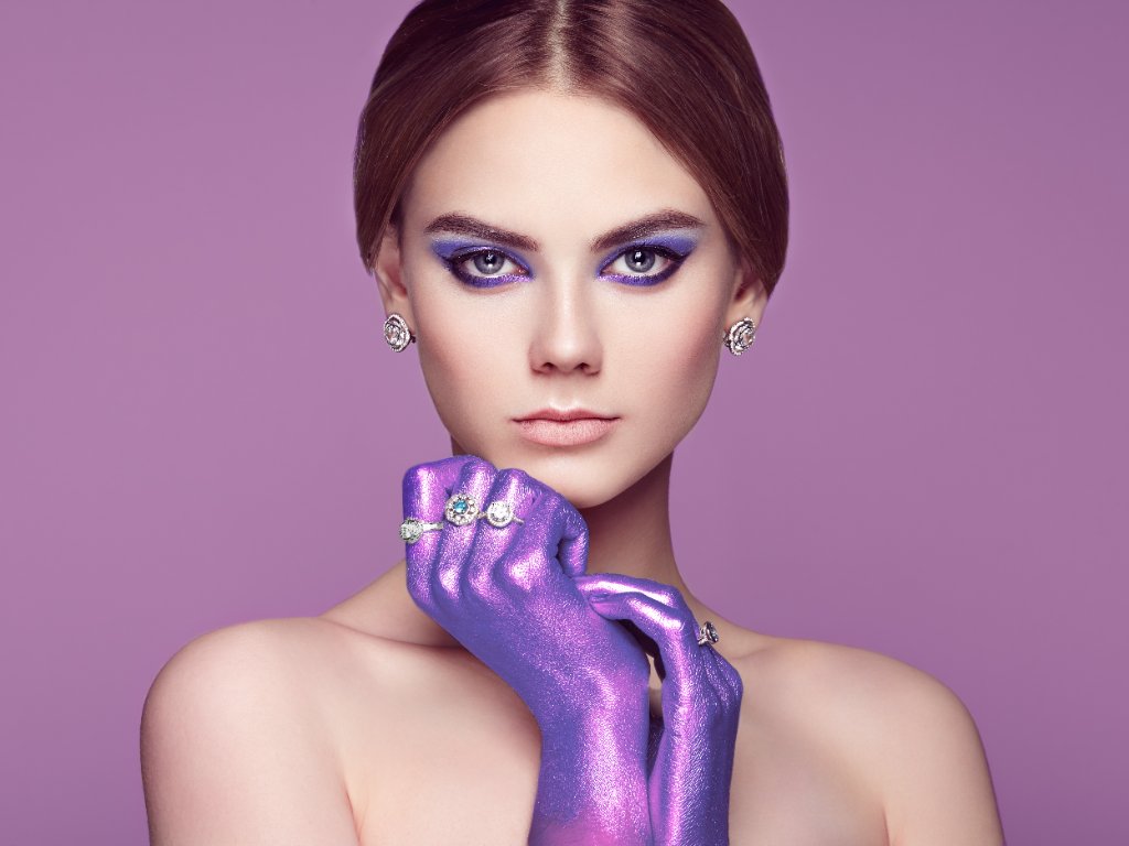 Jewellove — model wearing diamond jewellery