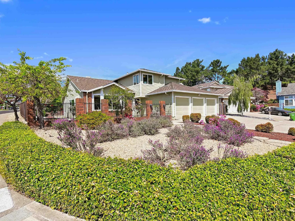 4 bed 3 bath home in Oakland, CA