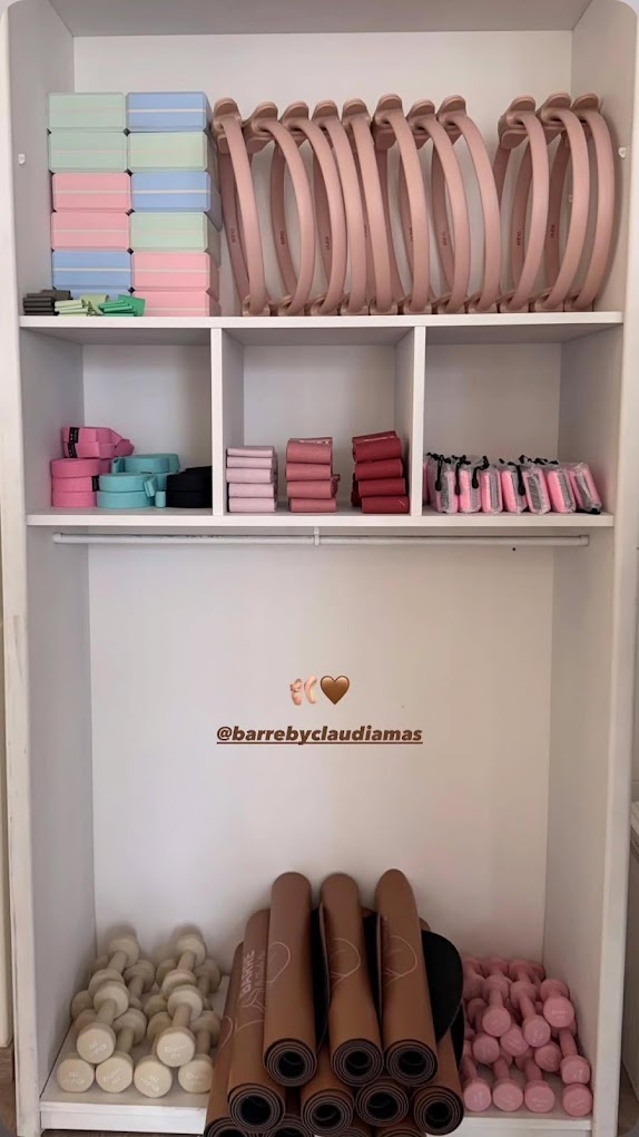 Material de estudio de barre organizado: mancuernas, bloques, bandas y esterillas de Barre by Claudia Mas