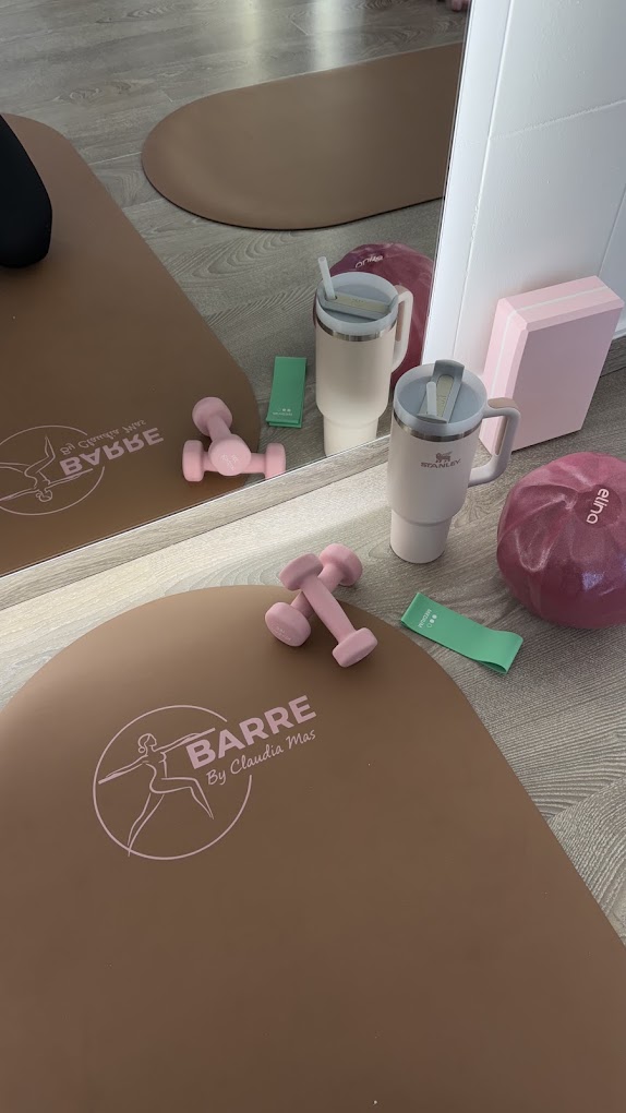 Material de barre: esterilla, mancuernas rosas y banda de resistencia con logo de Barre by Claudia Mas