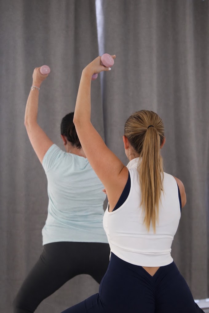 Clase de barre en el estudio de Claudia Mas con mancuernas rosas
