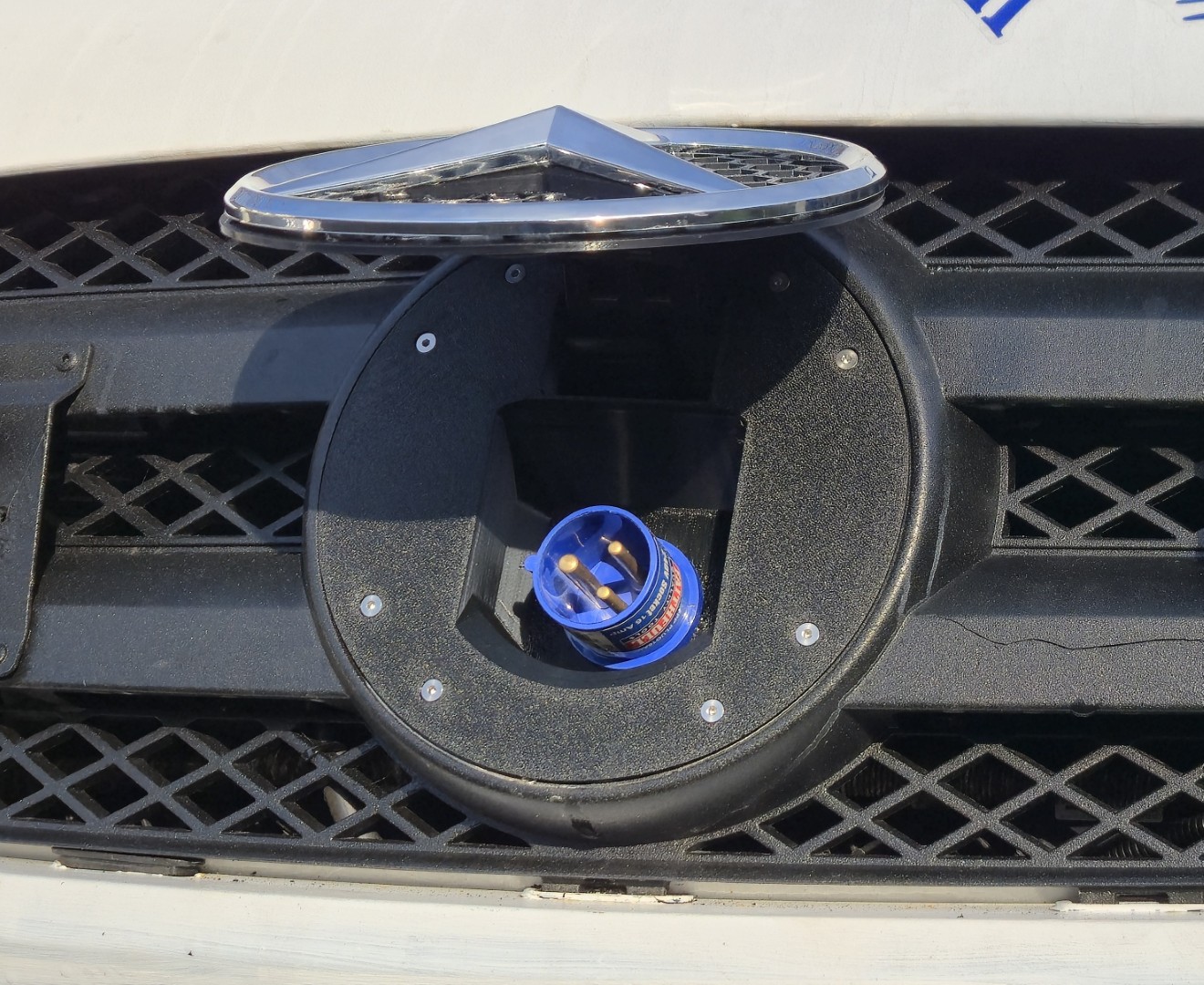 Van-Plug installed in a Mercedes Sprinter grille