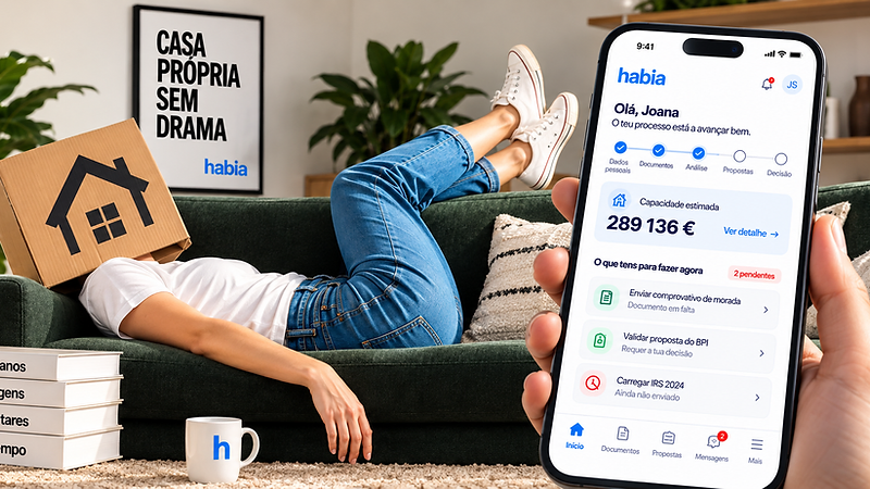 Pessoa deitada no sofá com uma caixa de mudanças na cabeça, ao lado de um telemóvel que mostra a app Habia com o processo de crédito a avançar.