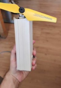 Carton cu elice galbenă și comutator (ventilator)