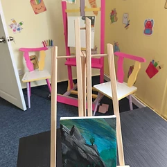 Șevalet cu pictură în atelierul de arte PIA