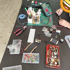 Stație de lipit și multimetru la atelierul de electronică PIA