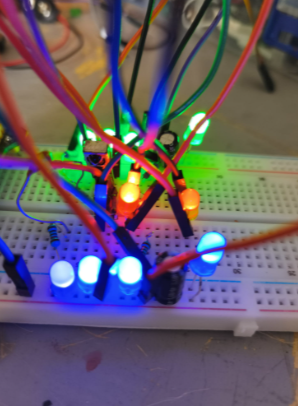 Circuit pe breadboard cu LED-uri multicolore