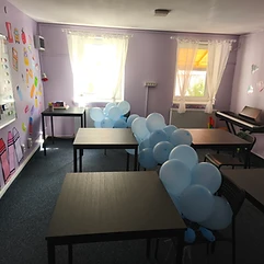 Sala de curs cu baloane și decorațiuni la Centrul PIA Brașov