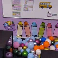 Decorațiuni colorate și baloane în sala de curs PIA