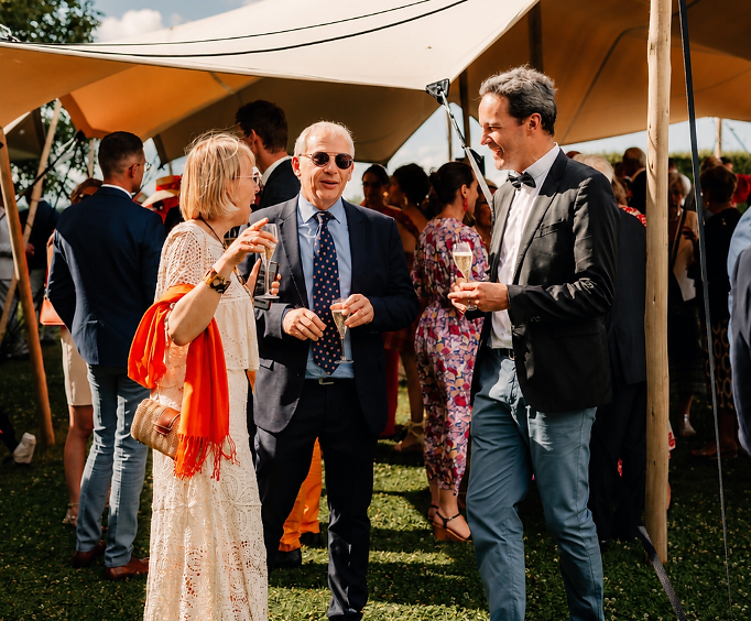 Invités échangeant lors d'un mariage sous une tente stretch de La Tente Normande