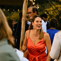 Invitée souriante lors d'un mariage sous une tente stretch