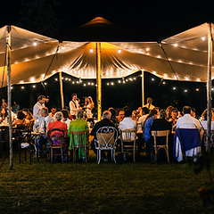 Dîner de mariage sous une tente stretch éclairée la nuit