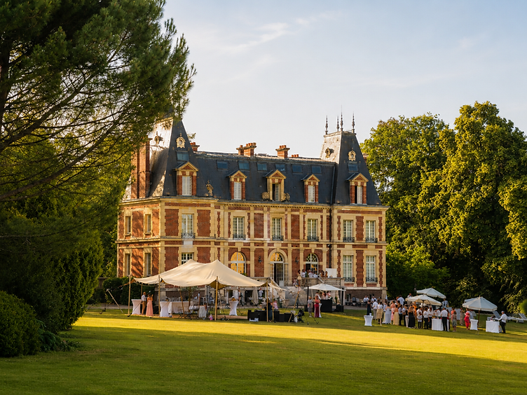 Tente stretch installée devant un château pour une réception en plein air