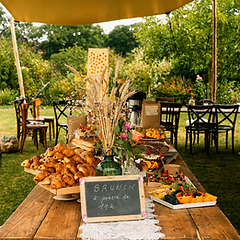 Brunch de mariage installé sous une tente stretch dans un jardin