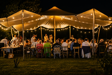 Dîner de mariage sous une tente stretch illuminée