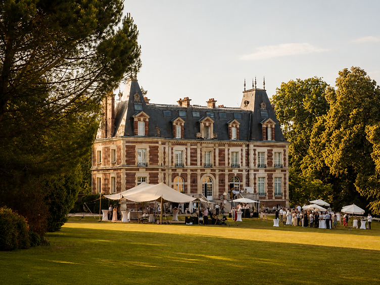 Tente stretch installée devant un château pour une réception en plein air