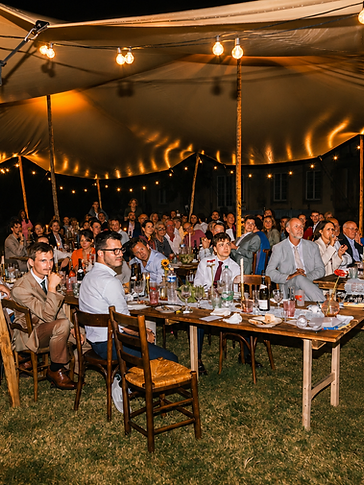 Dîner de mariage sous les guirlandes d'une tente de La Tente Normande