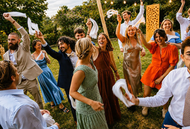 Invités célébrant un mariage dans un jardin