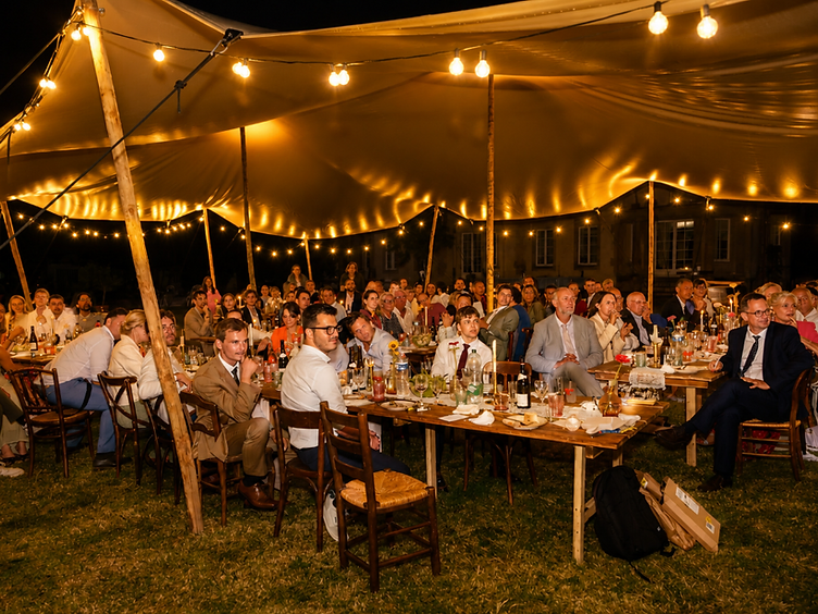Grand dîner de mariage sous une tente stretch illuminée
