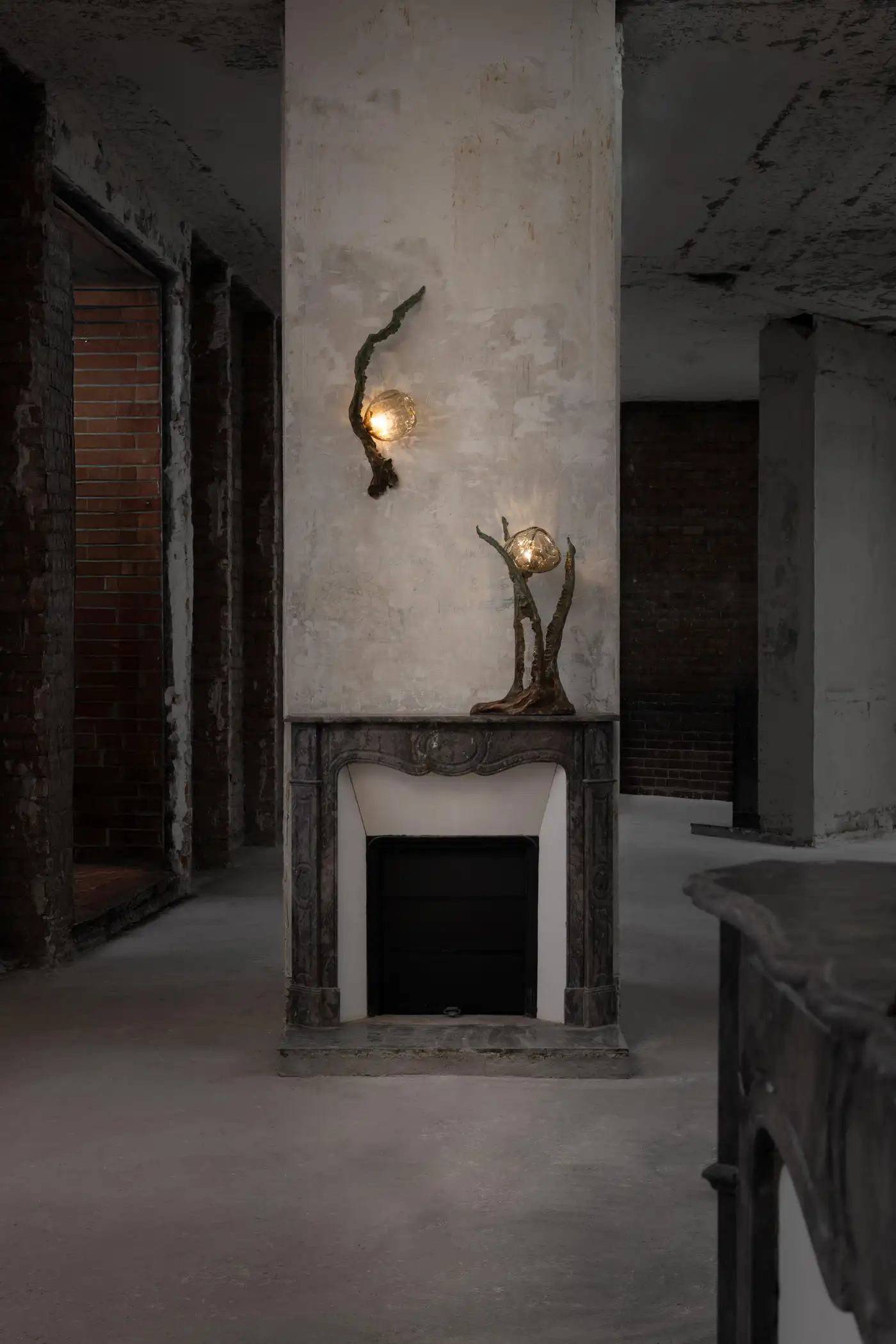 Posidoni Sconce by Emilie Lemardeley — luminous sculpture in glass, metal, bronze (detail 2)