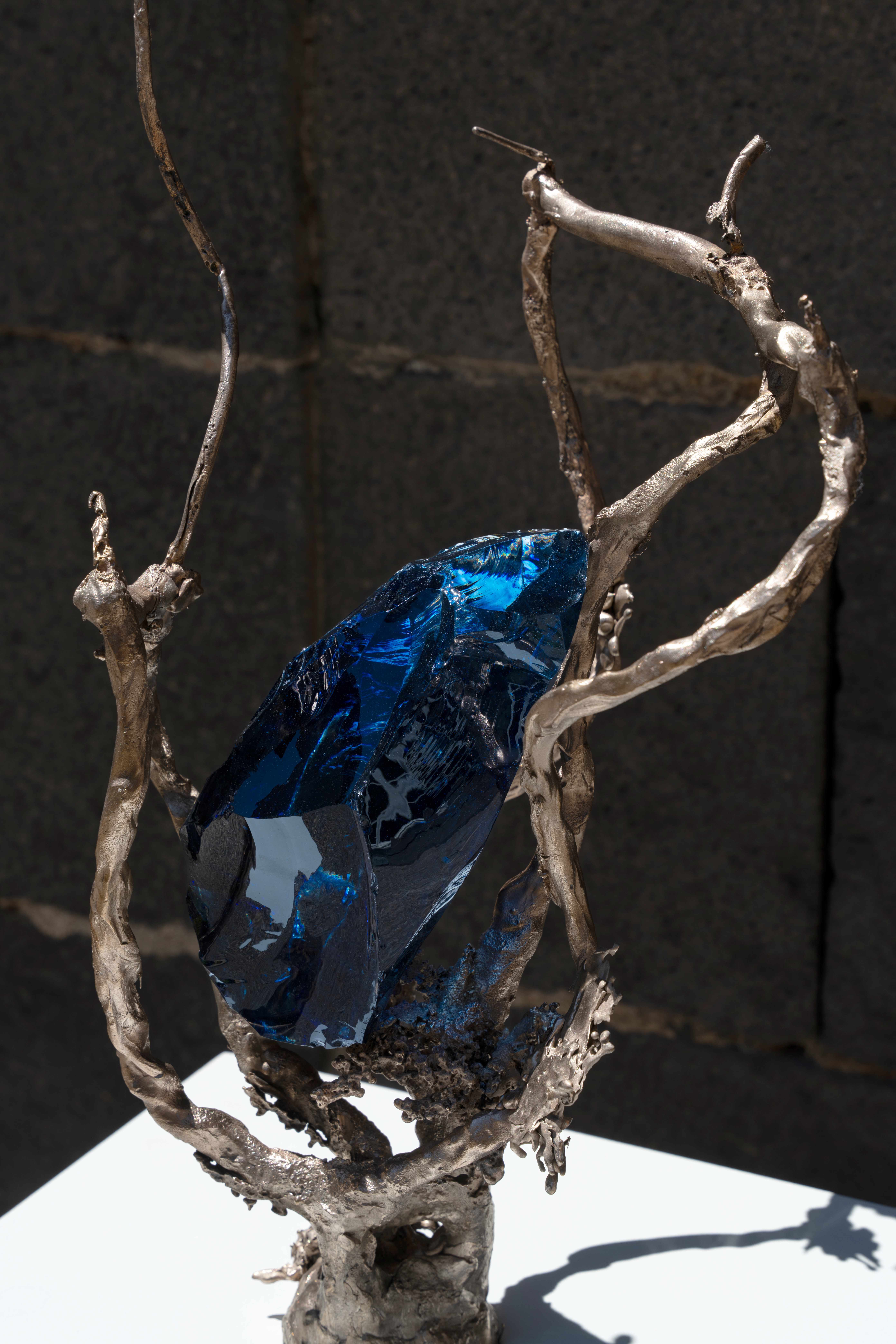 Sinking by Emilie Lemardeley — luminous sculpture in glass, bronze (detail 5)