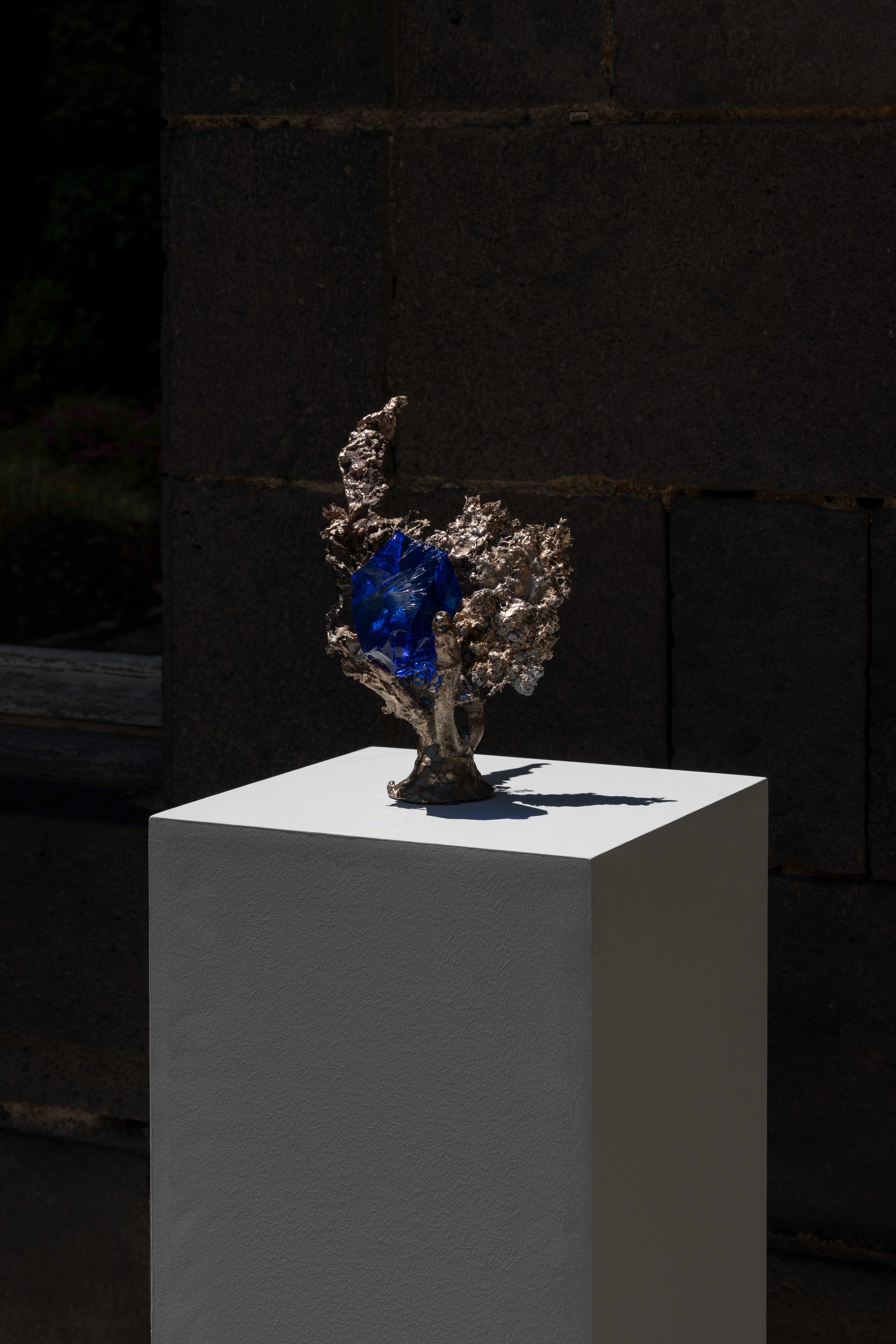 Sinking by Emilie Lemardeley — luminous sculpture in glass, bronze (detail 2)