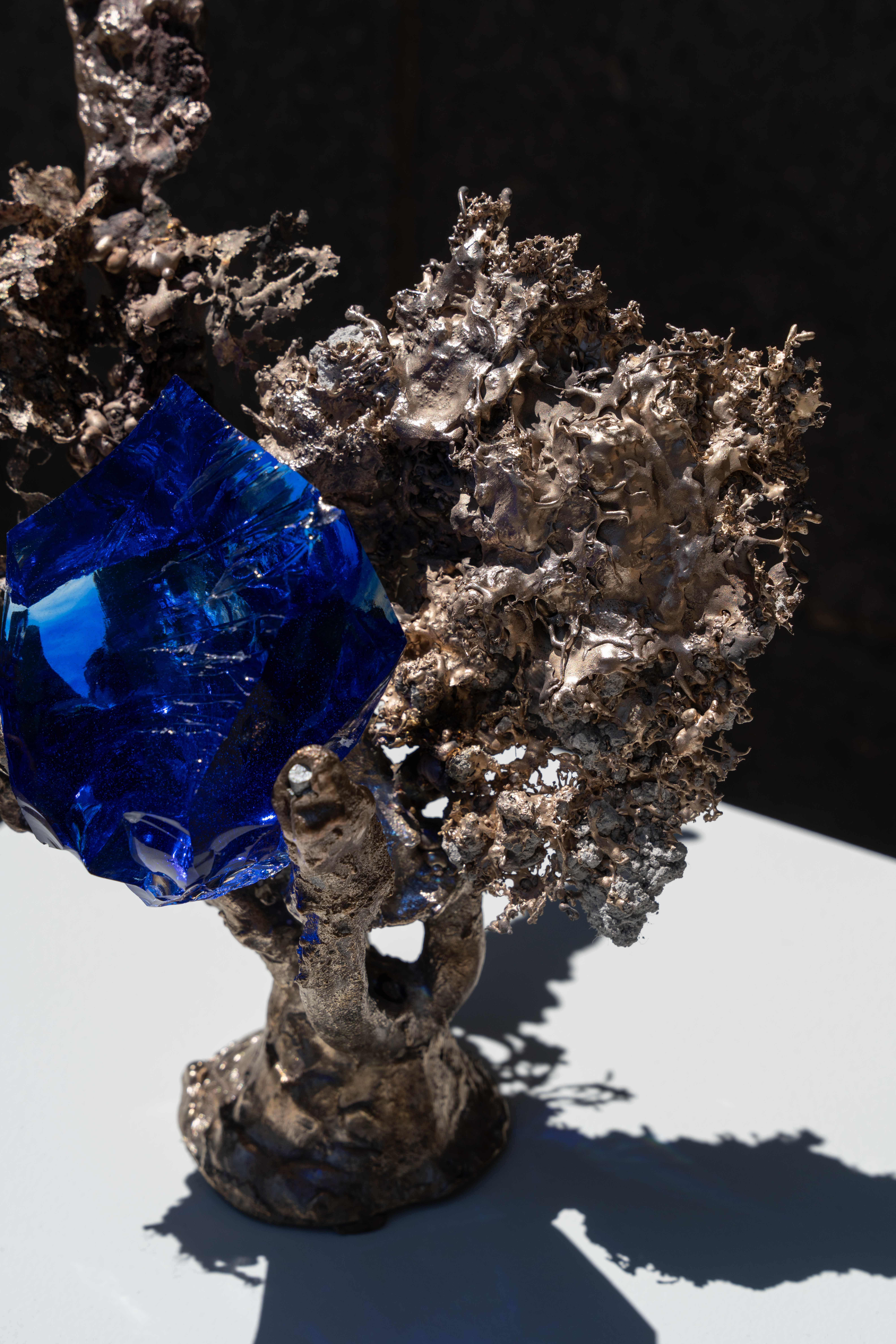 Sinking by Emilie Lemardeley — luminous sculpture in glass, bronze (detail 1)