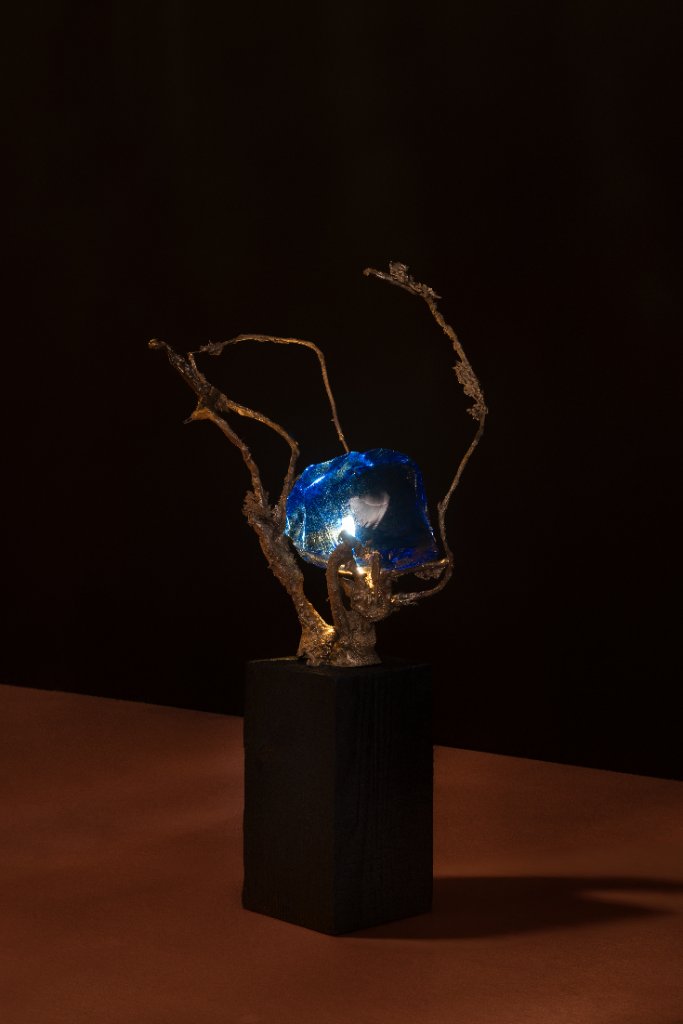 Sinking by Emilie Lemardeley — luminous sculpture in glass, bronze (view 2)