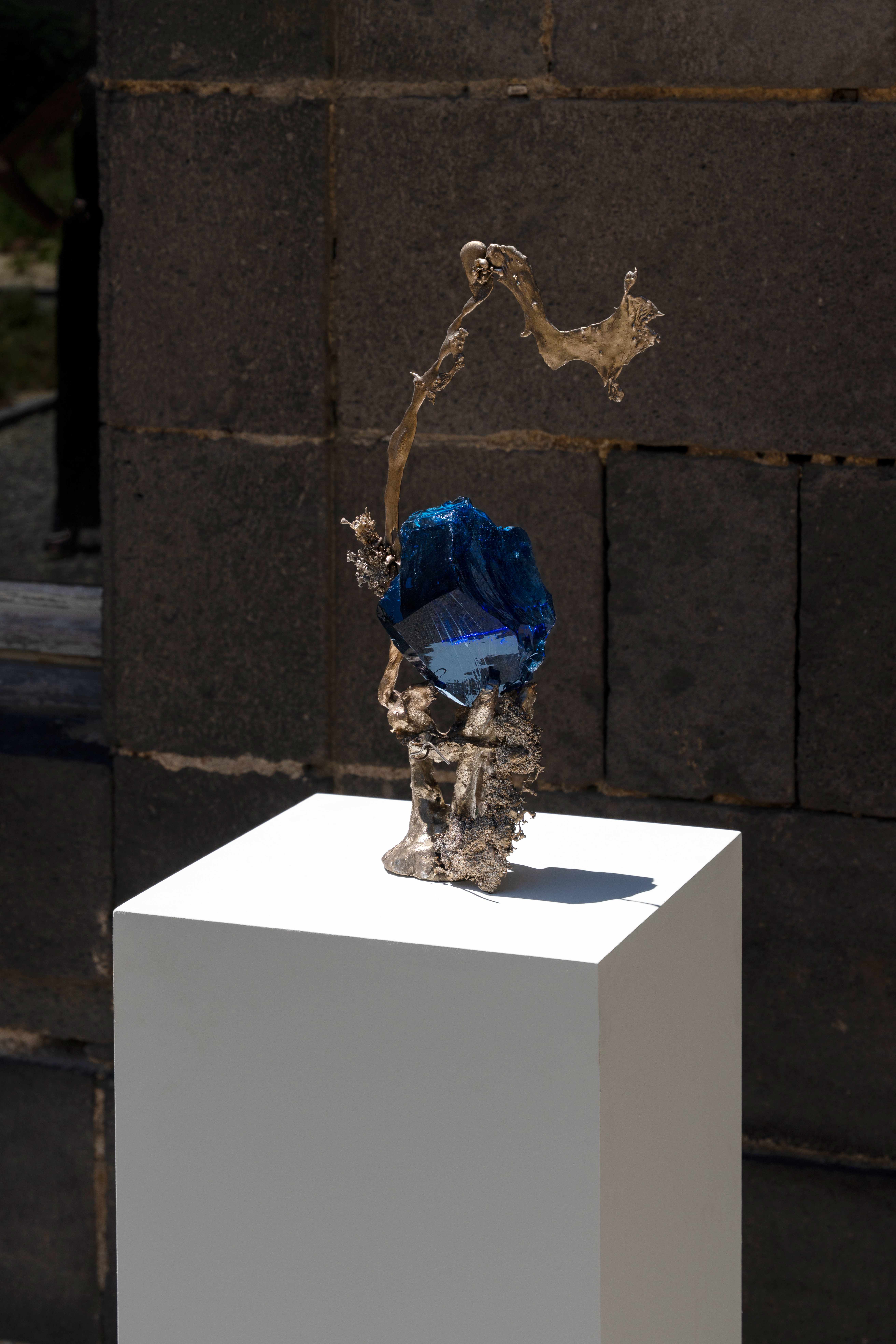 Sinking by Emilie Lemardeley — luminous sculpture in glass, bronze (detail 7)