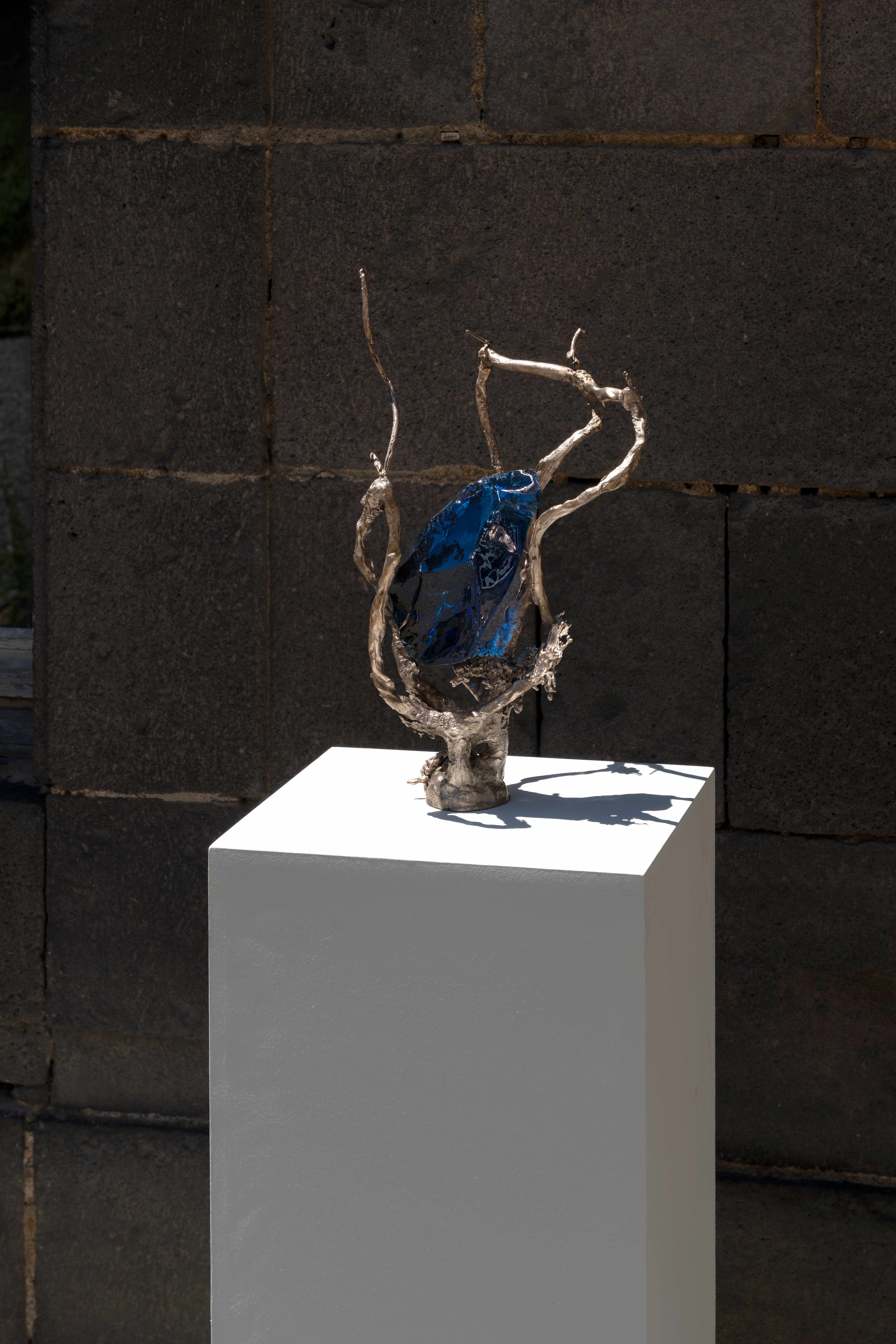 Sinking by Emilie Lemardeley — luminous sculpture in glass, bronze (detail 4)