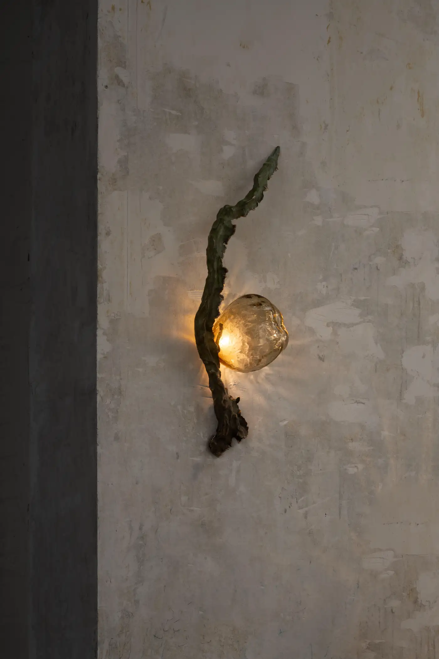Posidoni Sconce by Emilie Lemardeley — luminous sculpture in glass, metal, bronze (detail 3)