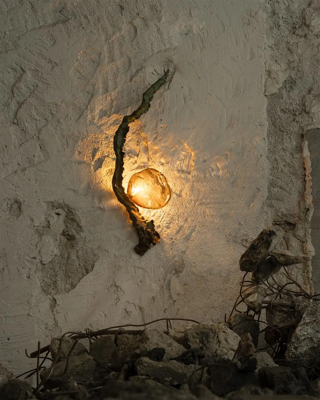Posidoni Sconce by Emilie Lemardeley — luminous sculpture in glass, metal, bronze (detail 1)