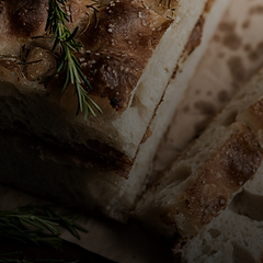 Focaccia mit Meersalz und Rosmarin