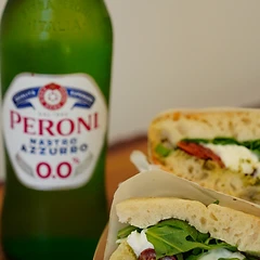 Peroni 0.0% und Focaccia Sandwich