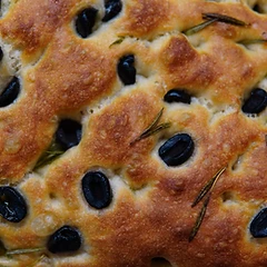 Focaccia mit Oliven und Rosmarin