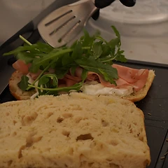 Sandwich mit Rucola belegt